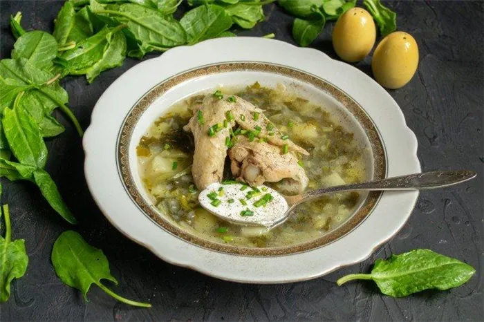 Щавелевый суп с курицей и горошком