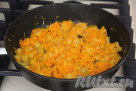 Затем к луку добавить натёртую морковку, обжаривать овощи минут 7 (до мягкости), не забывая их иногда помешивать, после этого снять с огня, дать остыть и переложить в миску.