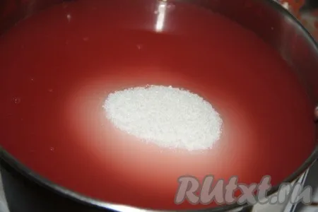 Измерить количество получившейся жидкости. Добавить сахар, исходя из расчёта, что на каждый литр сока нужно 750 грамм сахара. Добавить сахар в кастрюлю с яблочной жидкостью. 