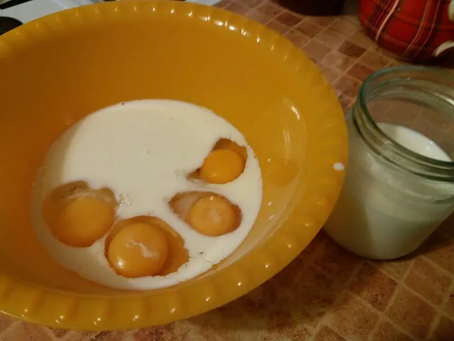 К яйцам добавляем молоко