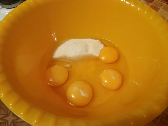 В миску разбиваем яйца, добавляем сахар