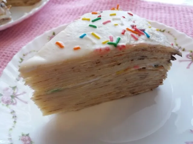 Кусок блинного торта со сметанным кремом