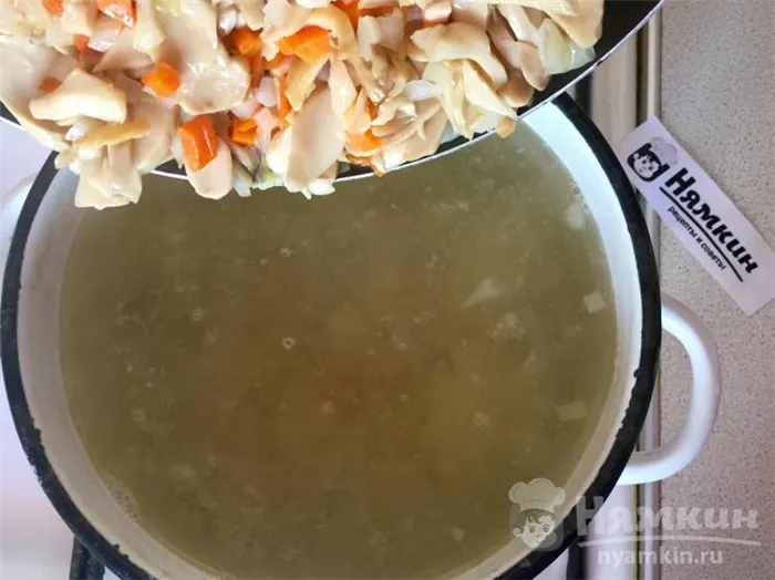 Суп грибной с консервированными шампиньонами, морковью и луком - фото шаг 6