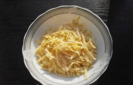 Конвертики из лаваша с колбасой, помидорами и сыром на сковороде