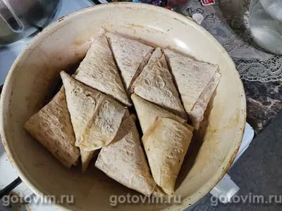 Треугольники из лаваша с сыром и колбасой на сковороде, Шаг 07