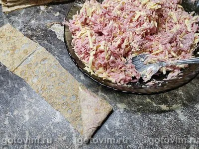 Треугольники из лаваша с сыром и колбасой на сковороде, Шаг 05