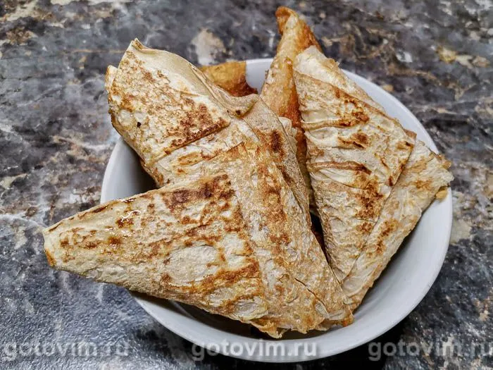 Треугольники из лаваша с сыром и колбасой на сковороде. Фотография рецепта