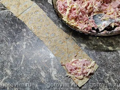 Треугольники из лаваша с сыром и колбасой на сковороде, Шаг 04