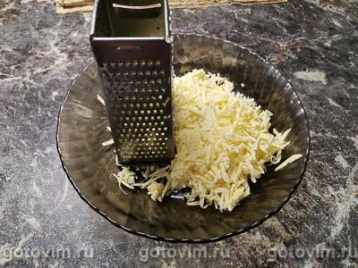 Треугольники из лаваша с сыром и колбасой на сковороде, Шаг 02