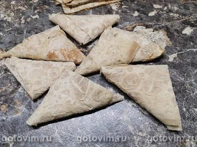 Треугольники из лаваша с сыром и колбасой на сковороде, Шаг 06
