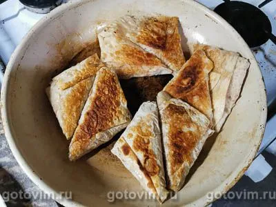 Треугольники из лаваша с сыром и колбасой на сковороде, Шаг 08