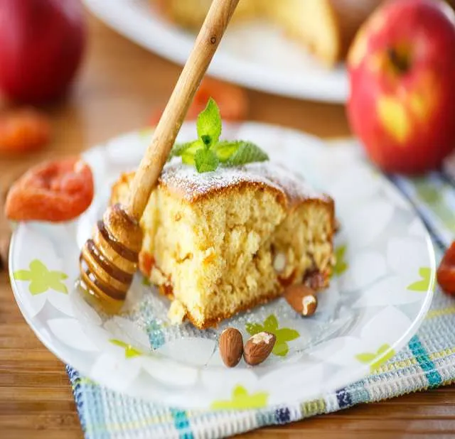 Пирог с курагой, яблоками и орехами