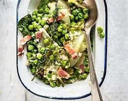 Тушеный салат романо с копченым беконом и зеленым горошком