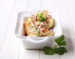 Картофельный салат с яблоками и беконом