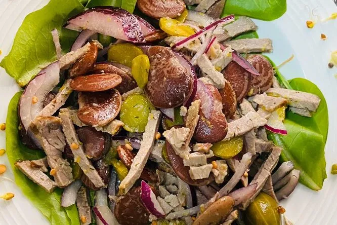 Цехтон, «Тбилиси» и их друг оливье: три мясных салата к старому Новому году