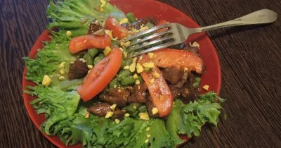Салат теплый с говядиной орехами и овощами