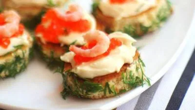 Бутерброды с творожным сыром и креветками
