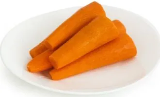 Морковь вареная в тарелке
