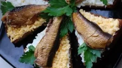 Чесночные бутерброды с шпротами