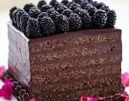 Шоколадно-миндальный торт с ежевикой