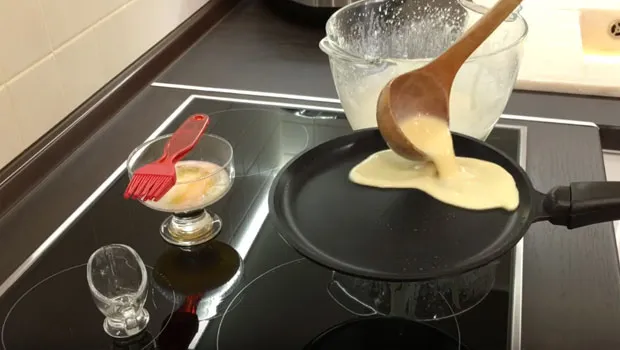 как печь блины налить тесто