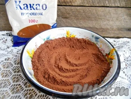 Тщательно при помощи ложки разотрите эти ингредиенты, как бы втирая какао-порошок в сахар. 