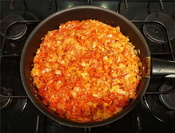 Добавить томатную пасту, соль и специи