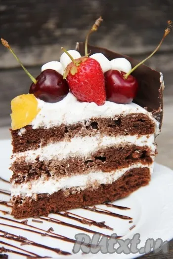 Бисквитный торт с крем-чизом и клубникой
