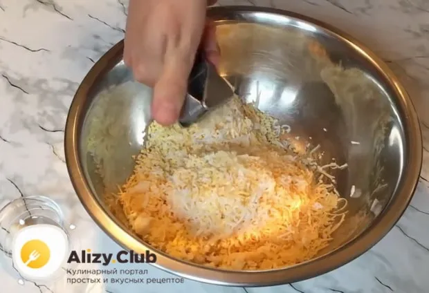 Для приготовления рафаэлло из сыра и крабовых палочек. по рецепту, натрите ингредиенты