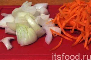 Порежем почищенный репчатый лук не небольшие дольки. Морковь можно натереть на терке. Добавим овощи в сковородку со шкварками. 