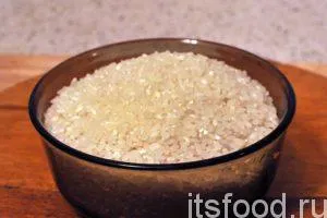 Отмеряем 1.5 стакана круглого риса и промоем его несколько раз в горячей воде. 