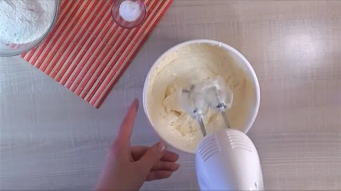 Для приготовления кекса без молока приготовьте тесто