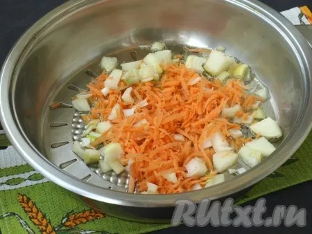 В сковороде разогреть подсолнечное масло. Морковь и лук очистить. Морковь, натёртую на крупной тёрке, и мелко нарезанный лук выложить в сковороду и обжарить пару минут на среднем огне, помешивая. 