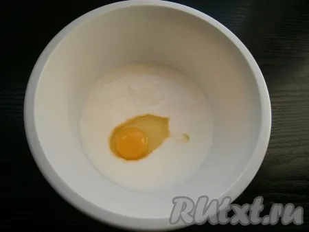 Кефир комнатной температуры влить в миску, добавить соль и сырое яйцо, хорошенько перемешать. 