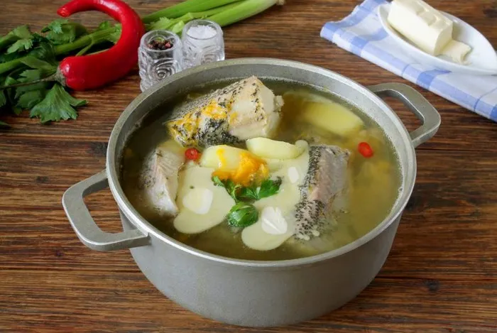 Рыбные бульоны и супы хорошо сочетаются с лавровым листом, репчатым луком, петрушкой, душистым перцем / Фото: fan-female.ru