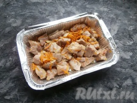 Обжарить свинину с морковкой и луком до мягкости овощей (3-4 минуты), периодически помешивая, после чего выложить в подходящую форму для запекания.