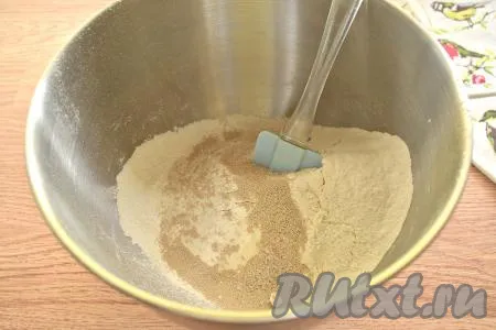 Вначале замесим дрожжевое тесто, для этого муку просеиваем в объёмную миску, добавляем соль, сахар и дрожжи, перемешиваем лопаткой (или ложкой).