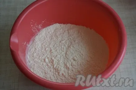 Для приготовления песочного теста всыпать муку в миску. 