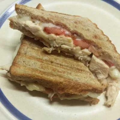 Сэндвич с куриным филе, помидорами и двумя видами сыра - рецепт с фото