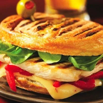 Сэндвич с курицей гриль, перцем и шпинатом - рецепт с фото