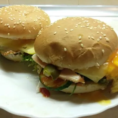 Гамбургер с куриной грудкой, салатом фризе и яйцом - рецепт с фото