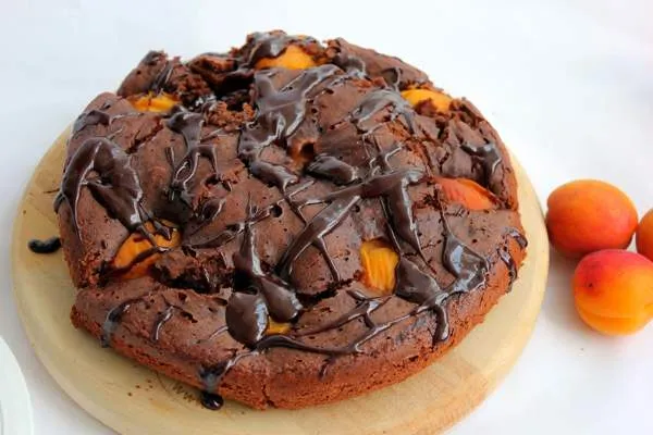 Шоколадный пирог с курагой в мультиварке