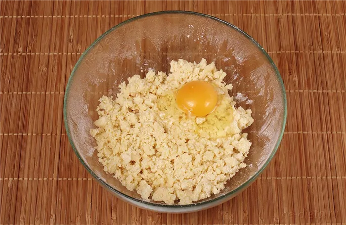 В тесто добавить яйцо