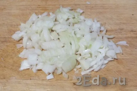 Пока остывает куриное филе, нарежьте очищенную луковицу на мелкие кубики.