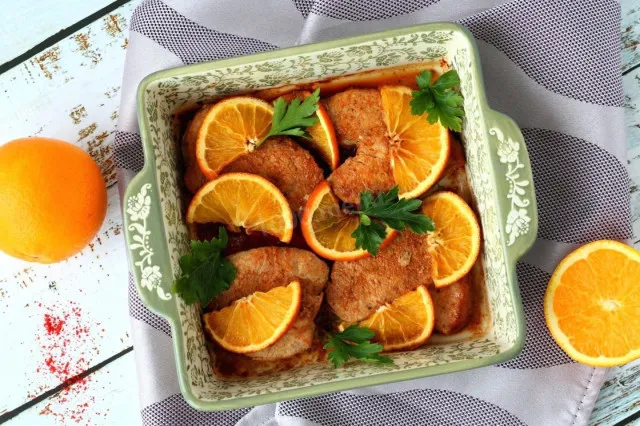 Филе индейки в соевом соусе в духовке с апельсинами