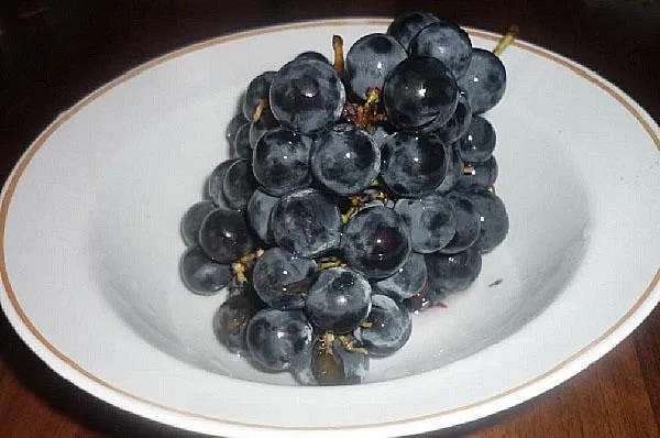 почистить грозди винограда