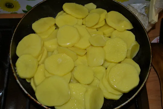 Картофельная запеканка с фаршем на сковороде
