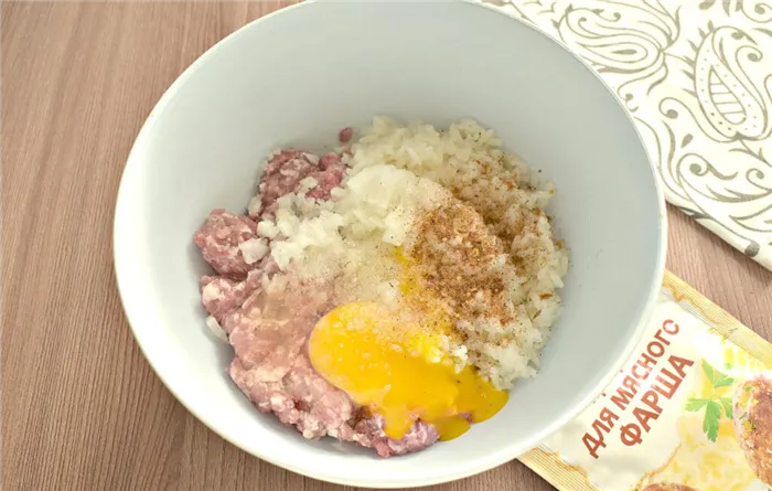 Фото рецепта - Котлеты из фарша с рисом и подливкой на сковороде - шаг 2