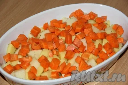 Морковь почистить и нарезать средними кубиками. Выложить морковь поверх картофеля. 