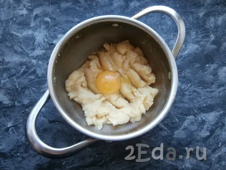 Снять кастрюлю с заварным тестом с огня. Дать заварному тесту остыть до тёплого состояния и добавить по одному яйца. Каждое яйцо нужно тщательно вмешивать в тесто ложкой (или миксером). 